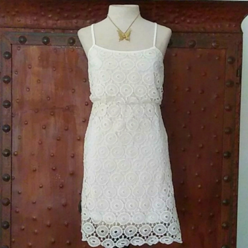 NWT ADORABLE IVORY CROCHET LINED DRESS. SZ S